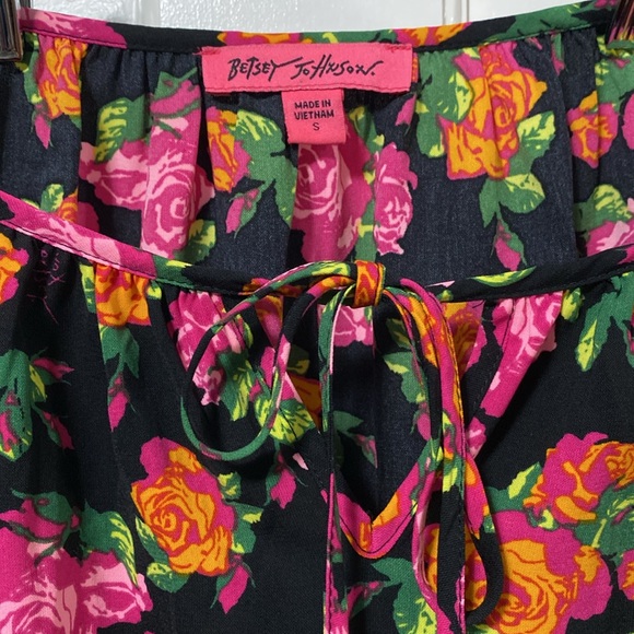 Betsy Johnson floral blouse - Picture 2 of 8